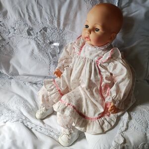 Vintage Madame Alexander "Victoria" 18" Doll #5773  Original Outfit